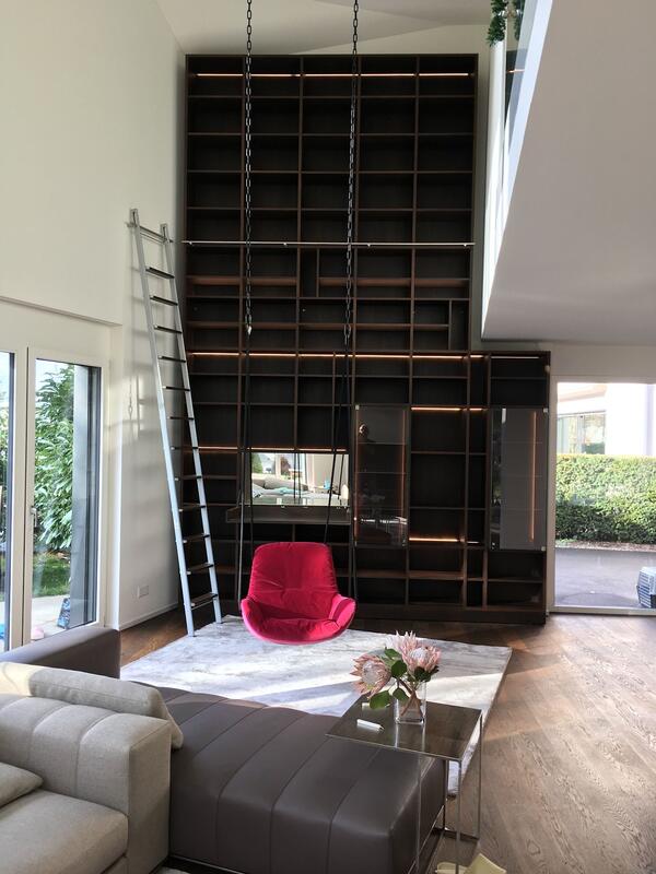 Bücherregal mit Glasvitrinen — Detailansicht